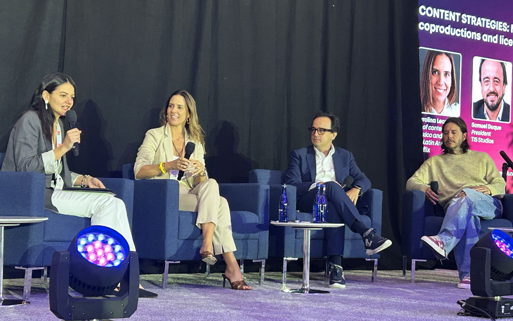 Pina Mezzera, moderadora, con Carolina Leconte, VP de Contenidos para México y Licencias para Latam en Netflix, Samuel Duque, presidente de TIS y Sebastián Ortega, SVP & creative director Underground Producciones