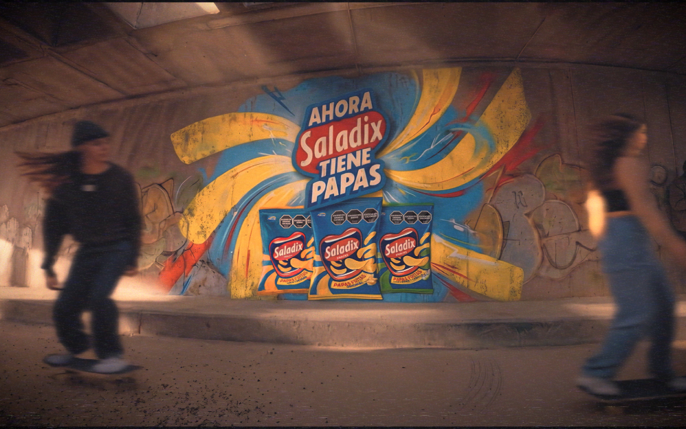 La campaña se apoya en un enfoque cultural y digital-first bajo un tono de humor absurdo y códigos propios del trap