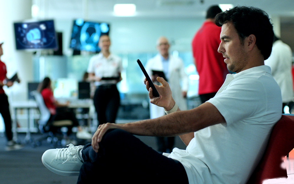 La iniciativa revela que, fuera de las pistas, Checo estuvo trabajando en algo que hoy se traduce en una nueva promesa para los usuarios