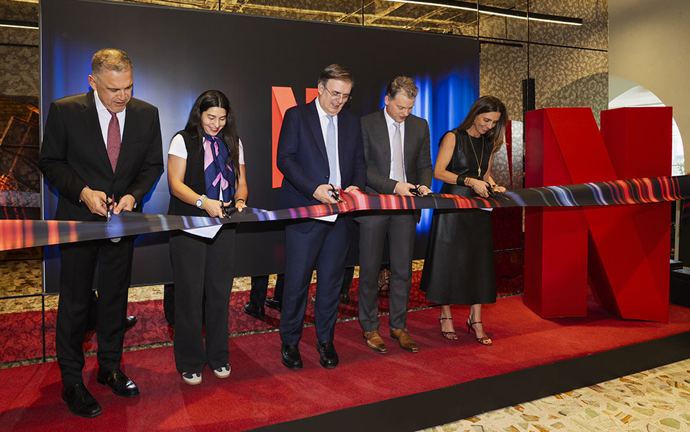Francisco Ramos, Vicepresidente de Contenido para Latinoamérica; Manola Zabalza, Secretaria de Desarrollo Económico de la CDMX; Marcelo Ebrard, Secretario de Economía; Greg Peters, co-CEO de Netflix; Carolina Leconte, Vicepresidente de Contenido para México.