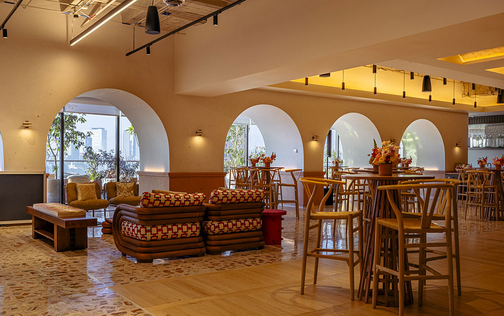 Netflix inauguró sus nuevas oficinas en Ciudad de México. Las mismas tienen 8,500 metros cuadrados, incluyendo un área dedicada exclusivamente a postproducción de 278 metros cuadrados para apoyar a creadores.Diseño 100% local: Este espacio tiene sello mexicano. Netflix colaboró con 24 marcas de mobiliario, 12 talleres de carpintería y cuatro estudios de iluminación de todo el país para crear un entorno que se siente auténtico y artesanal.