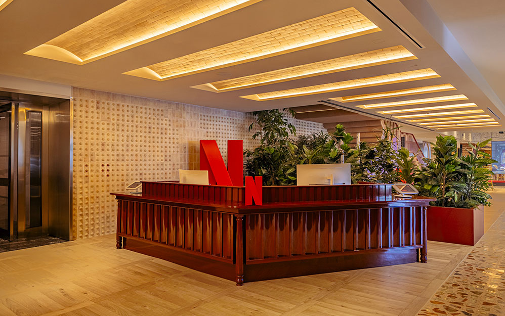 Netflix inauguró sus nuevas oficinas en Ciudad de México. Las mismas tienen 8,500 metros cuadrados, incluyendo un área dedicada exclusivamente a postproducción de 278 metros cuadrados para apoyar a creadores.Diseño 100% local: Este espacio tiene sello mexicano. Netflix colaboró con 24 marcas de mobiliario, 12 talleres de carpintería y cuatro estudios de iluminación de todo el país para crear un entorno que se siente auténtico y artesanal.