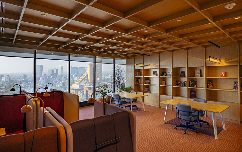 Netflix inauguró sus nuevas oficinas en Ciudad de México. Las mismas tienen 8,500 metros cuadrados, incluyendo un área dedicada exclusivamente a postproducción de 278 metros cuadrados para apoyar a creadores.Diseño 100% local: Este espacio tiene sello mexicano. Netflix colaboró con 24 marcas de mobiliario, 12 talleres de carpintería y cuatro estudios de iluminación de todo el país para crear un entorno que se siente auténtico y artesanal.