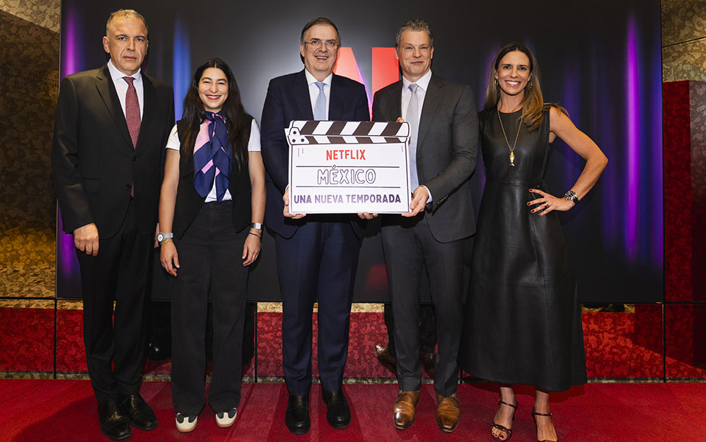 De izquierda a derecha: Francisco Ramos, VP de Contenido para Latinoamérica; Manola Zabalza, Secretaria de Desarrollo Económico de la CDMX; Marcelo Ebrard, Secretario de Economía; Greg Peters, co-CEO de Netflix; Carolina Leconte, VP de Contenido para México.)
Crédito: Sam Takataka/Netflix)