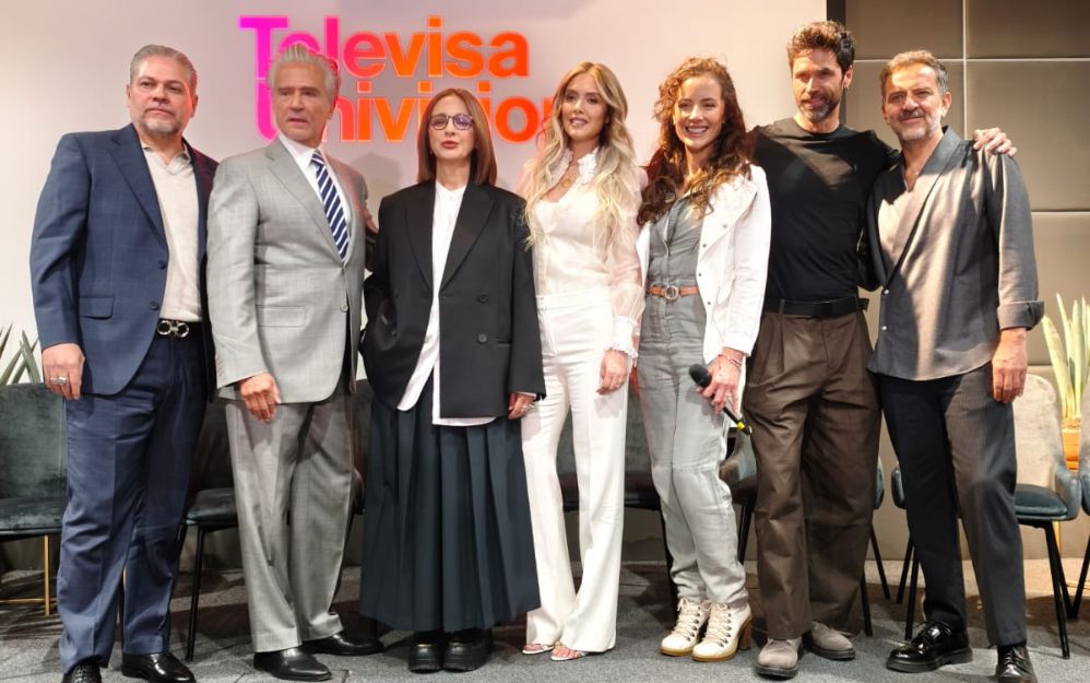 Productor Roy Rojas, René Casados, Claudia Ramírez, Marlene Favela, Marisol del Olmo, Matías Novoa y Flavio Medina