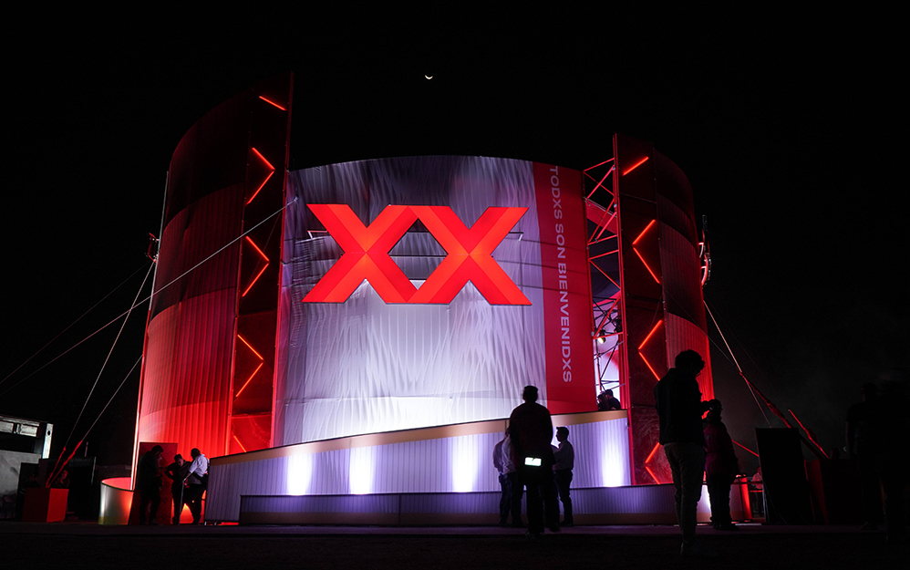 







Tres brazos robóticos automatizados transformaron cada servido en un espectáculo visual en EDC México 2026




 

 





 