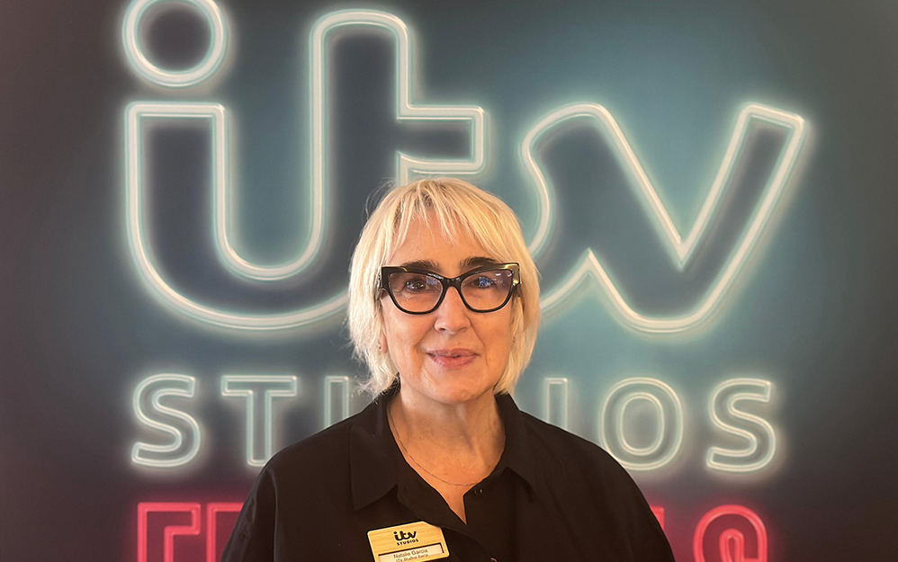 La ejecutiva explica que uno de los títulos más representativos para la región es The Neighborhood, un formato que define como un "formatazo" con gran potencial en España