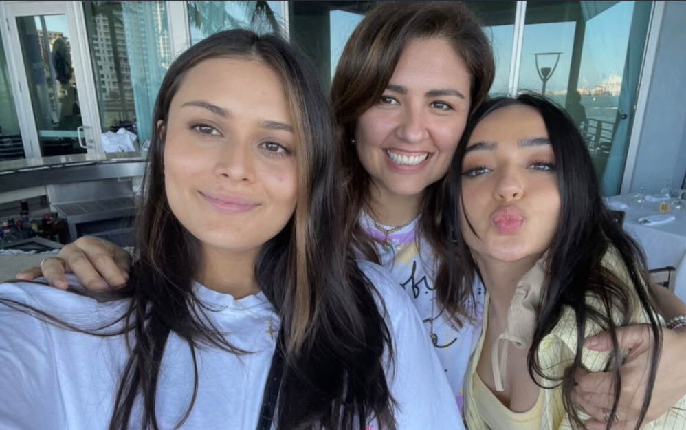 Lina Cáceres junto a Calle y Poche 