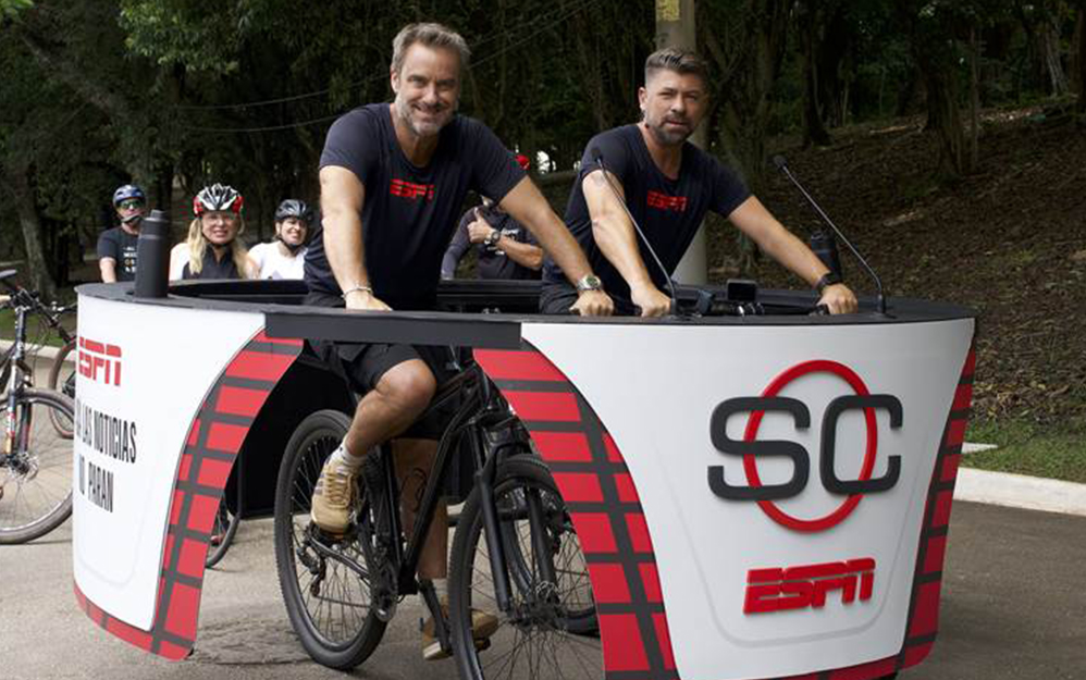 Los conductores de SportsCenter estuvieron durante el programa pedaleando en bicicletas adaptadas como escritorio