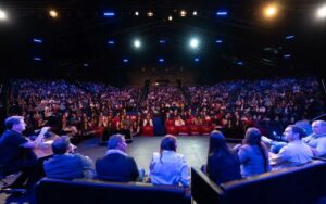 Valgardi, CEO & Co-founder de Kapra, actuó como maestro de ceremonias junto a Javier Piedrahita