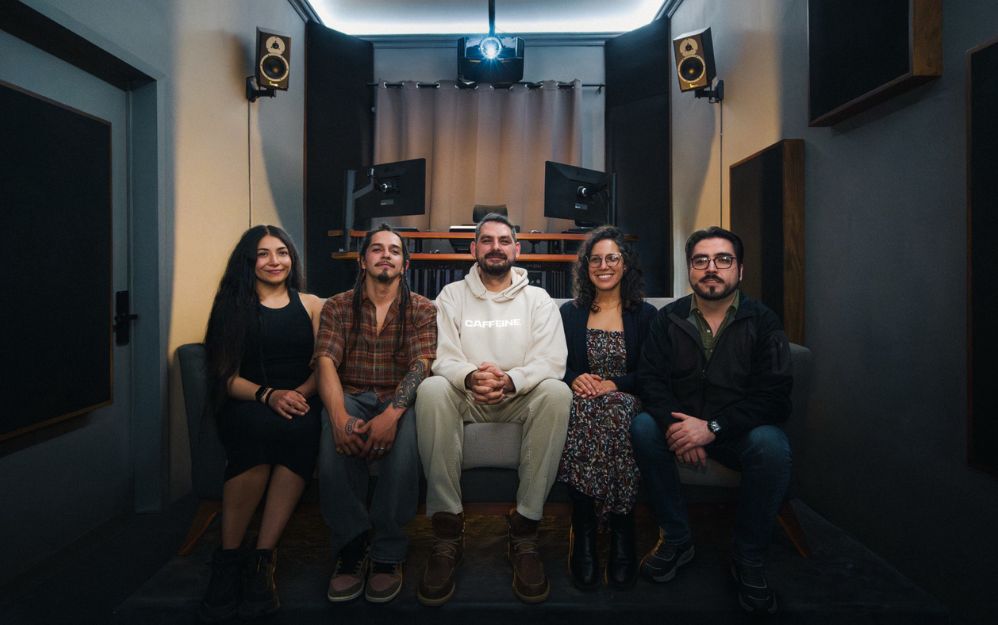 Adrián Geyer, cofundador y CEO de la compañía, en el centro flanqueado por parte de su equipo