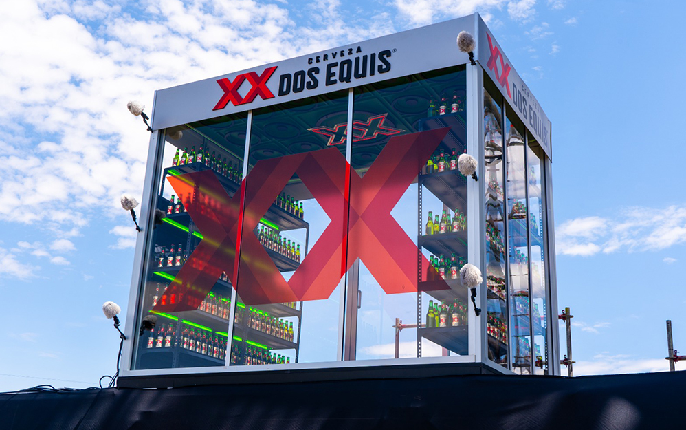 Misteriosa bóveda de Dos Equis aparece en festival y despierta la curiosidad de los asistentes  