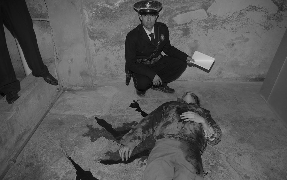 En ciudad de muertos, de Península Films & Entertainment, el objetivo central no fue realizar una biografía tradicional, sino honrar el quehacer y la estética de la obra de Metinides, permitiendo que sus fotos icónicas cobraran vida en pantalla.