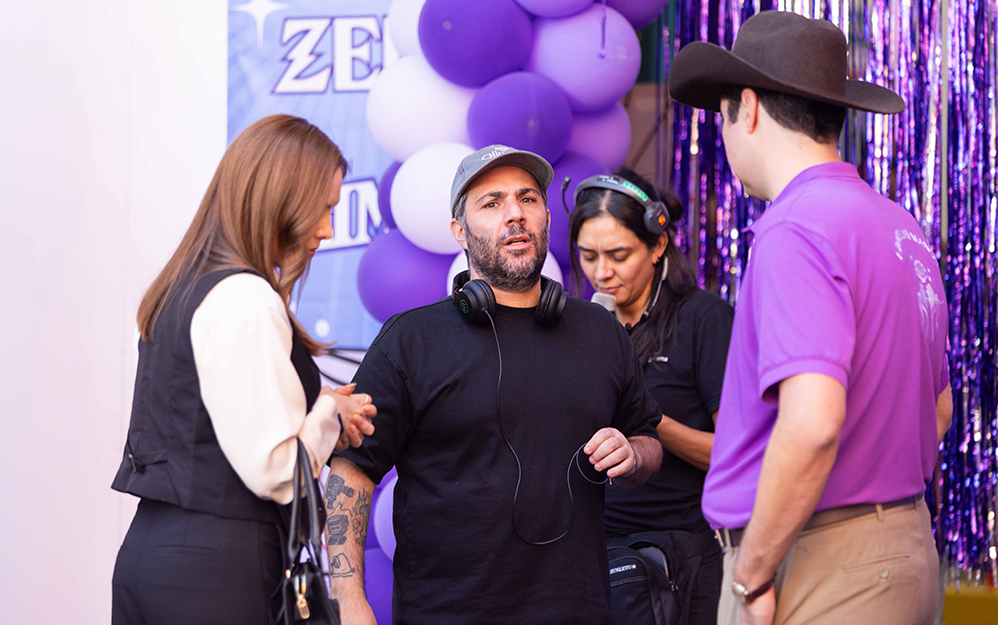 Cuando se anunció la versión mexicana de The Office, las redes sociales ardieron en escepticismo. Sin embargo, tras su estreno, la serie no solo alcanzó el número uno en México, sino que se posicionó en el top 10 de mercados como Costa Rica, Ecuador o Guatemala. ¿Cómo logró una oficina en Aguascalientes conectar con audiencias globales? Su showrunner, Marcos Bucay, y su productor ejecutivo, Moises Chiver, revelan algunas de las claves, detrás del éxito.