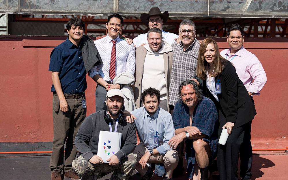 Cuando se anunció la versión mexicana de The Office, las redes sociales ardieron en escepticismo. Sin embargo, tras su estreno, la serie no solo alcanzó el número uno en México, sino que se posicionó en el top 10 de mercados como Costa Rica, Ecuador o Guatemala. ¿Cómo logró una oficina en Aguascalientes conectar con audiencias globales? Su showrunner, Marcos Bucay, y su productor ejecutivo, Moises Chiver, revelan algunas de las claves, detrás del éxito.