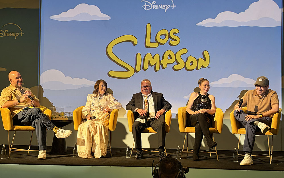 El moderador del evento, con Patricia Acevedo (voz de Elisa); Humberto Velez (voz de Homero), Claudia Motta (voz de Bart) y César Mazariegos, al conversar sobre el capítulo dedicado a México.