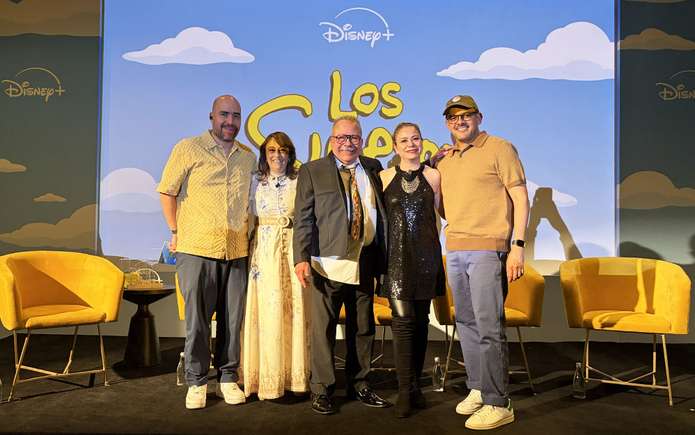 El moderador del evento, con Patricia Acevedo (voz de Elisa); Humberto Velez (voz de Homero), Claudia Motta (voz de Bart) y César Mazariegos, al conversar sobre el capítulo dedicado a México.