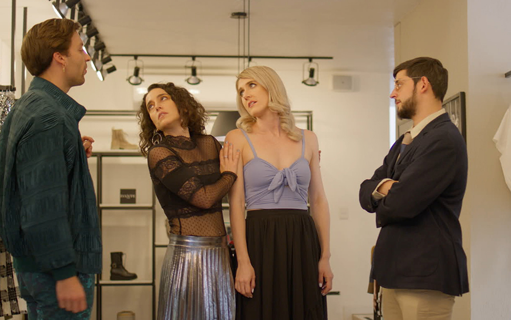 La productora Espectro MX Films, encabezada por Cristo Fernández y Paloma Cinco, se alista para el estreno nacional de su primer largometraje producido íntegramente por la compañía, titulado No se requieren traducciones.