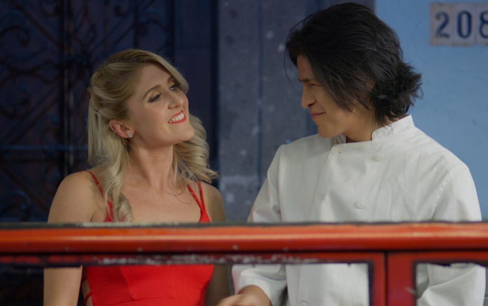 Kelsie McDonald y Cristo Fernández protagonizan esta comedia romántica, que busca conectar emocionalmente con la audiencia