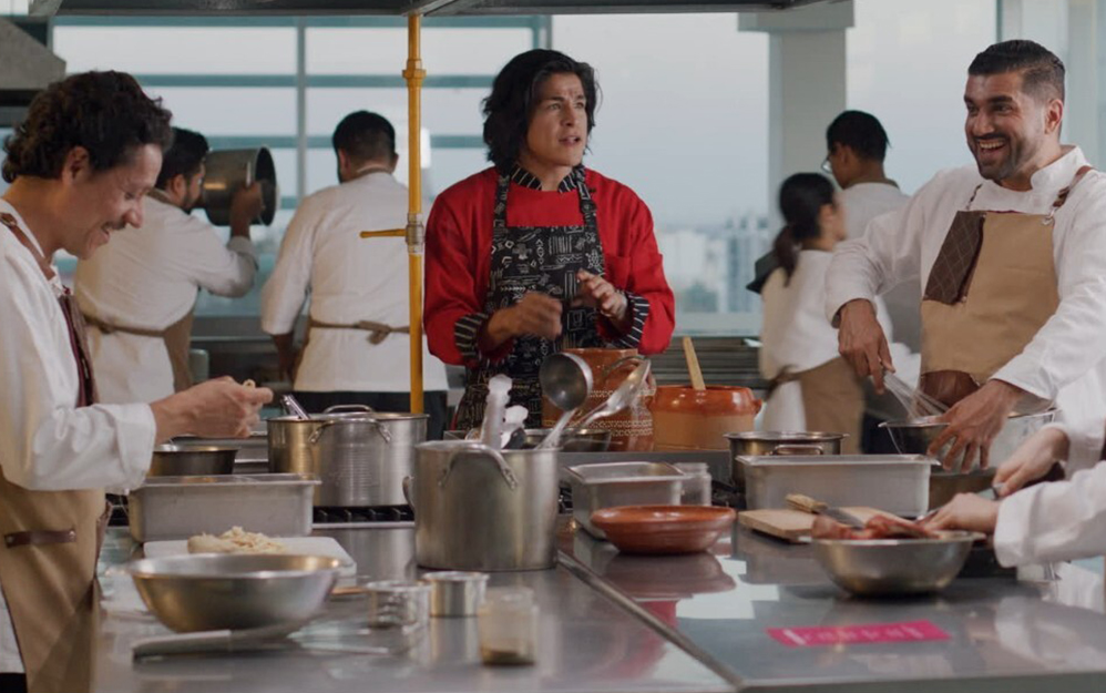 La productora Espectro MX Films, encabezada por Cristo Fernández y Paloma Cinco, se alista para el estreno nacional de su primer largometraje producido íntegramente por la compañía, titulado No se requieren traducciones.