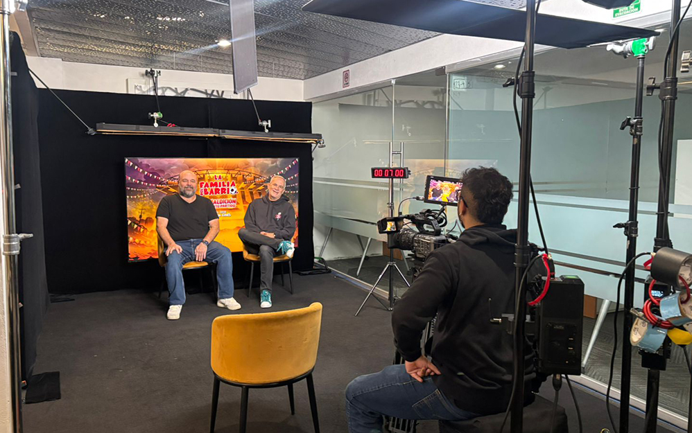 Tras dos décadas de irreverencia en plataformas digitales y televisión, Teco Lebrija y Arturo Navarro de F3 Media se preparan para lo que esperan sea un éxito masivo en cines: La Familia del barrio: la maldición del quinto partido.