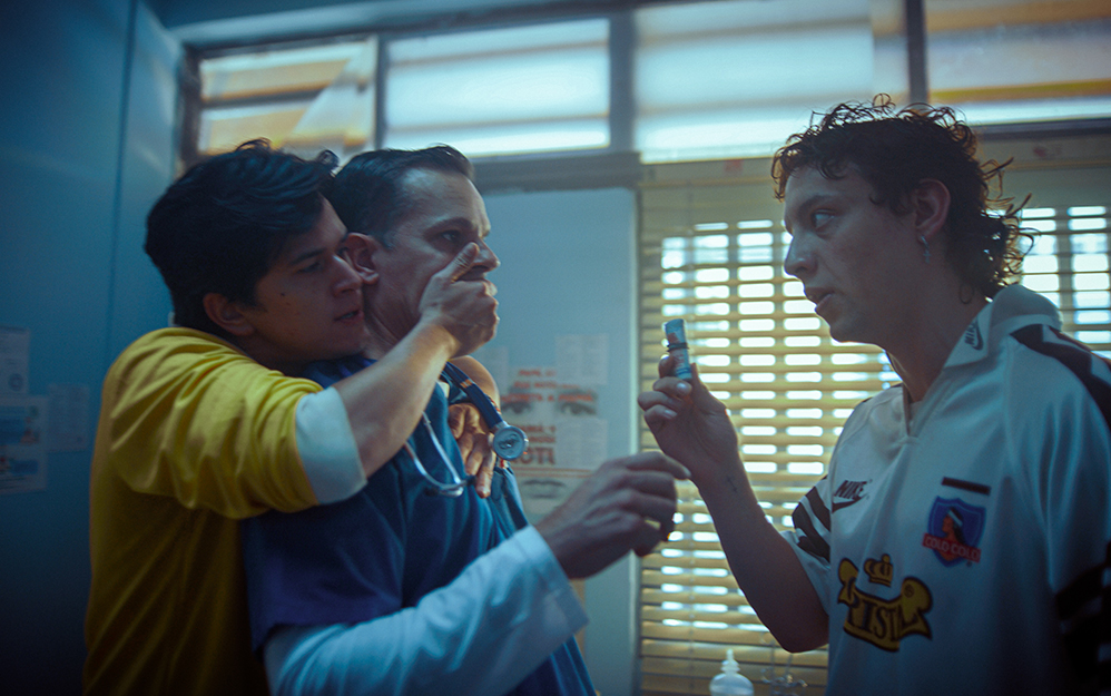 Hernán Caffiero, fundador de DeCulto, presenta en el Festival de Guadalajara la serie Raza Brava. Basada en hechos reales y con derechos de Colo-Colo, la obra explora la identidad, la periferia y las secuelas de la dictadura a través de las barras bravas.