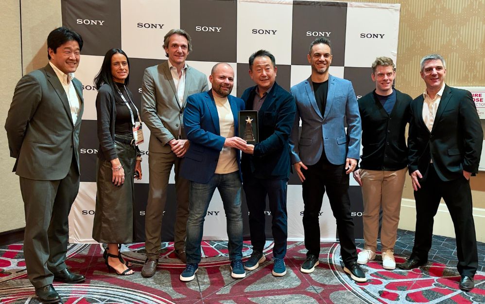 El equipo de Merlin recibiendo el reconocimiento de Sony