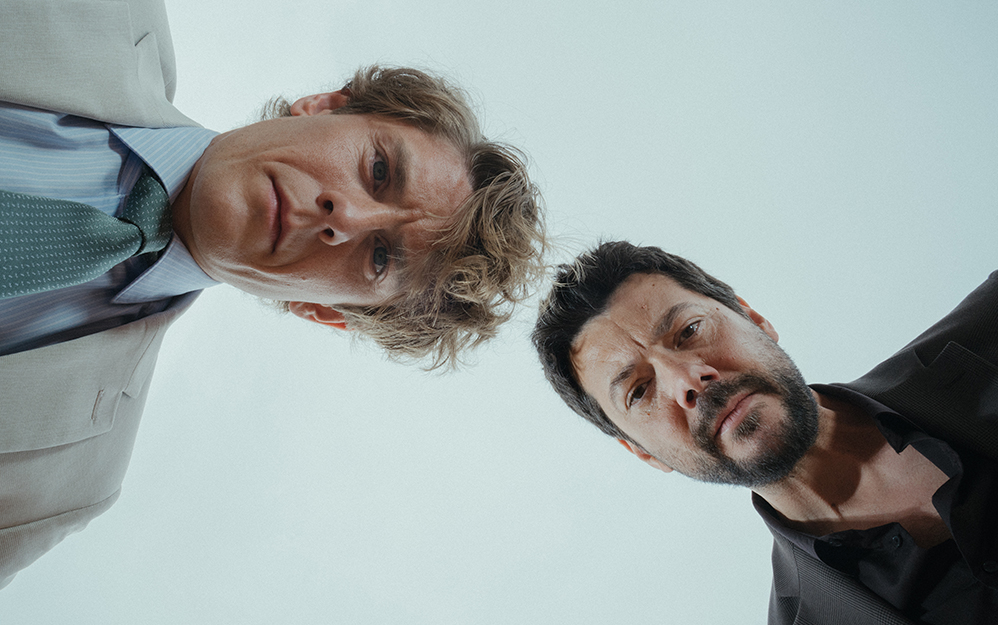 La serie es protagonizada por Patrick Criado y Álvaro Morte