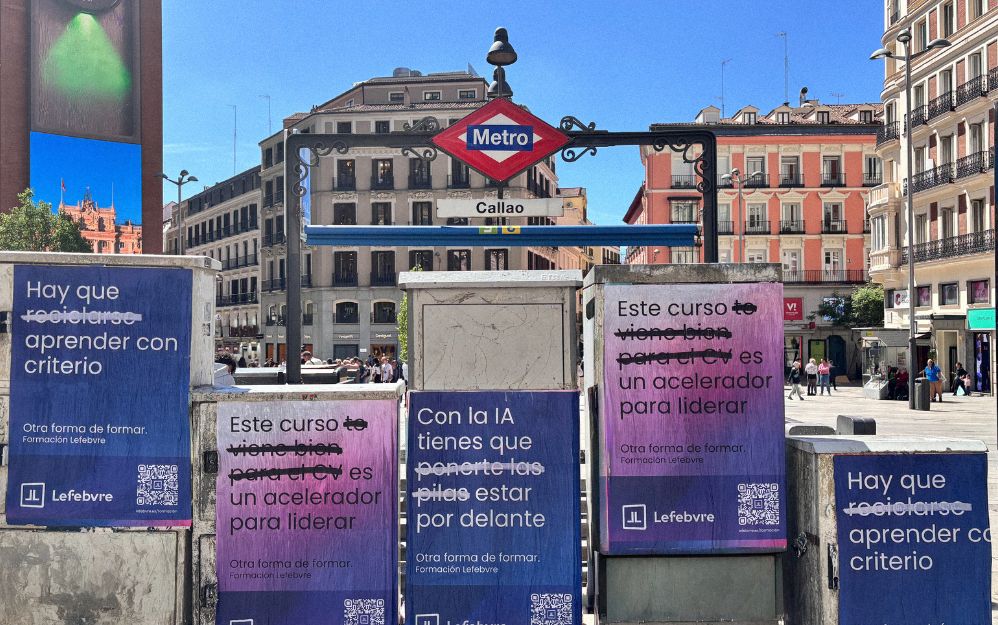 La activación en vía pública se integra con un ecosistema digital diseñado para dirigir tráfico cualificado hacia la plataforma