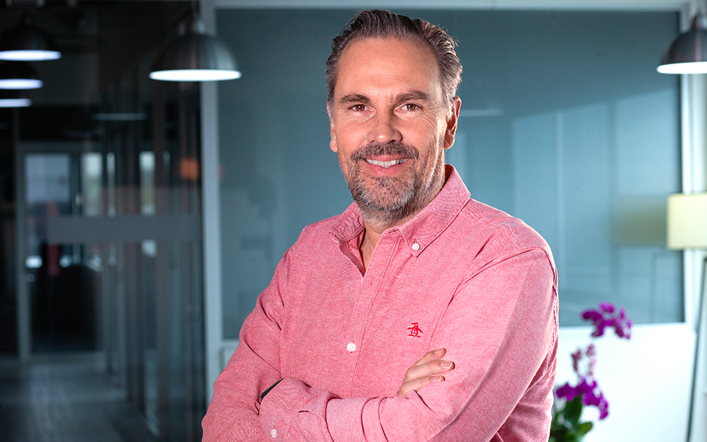 MasterChef ha mantenido su relevancia global porque evoluciona sin comprometer su esencia, afirmó Frank Scheuermann, Chief Content Officer de EndemolShine Boomdog. “Este modelo amplía el acceso al proceso y, al mismo tiempo, protege la integridad de la competencia, ofreciendo a la audiencia una mayor visibilidad de la mentoría, la técnica y la progresión”.