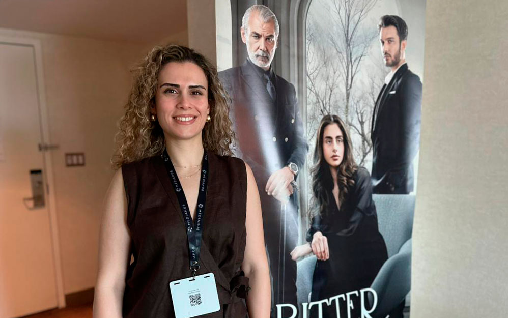 Elif Turna de MediaHub desde su suite en LA