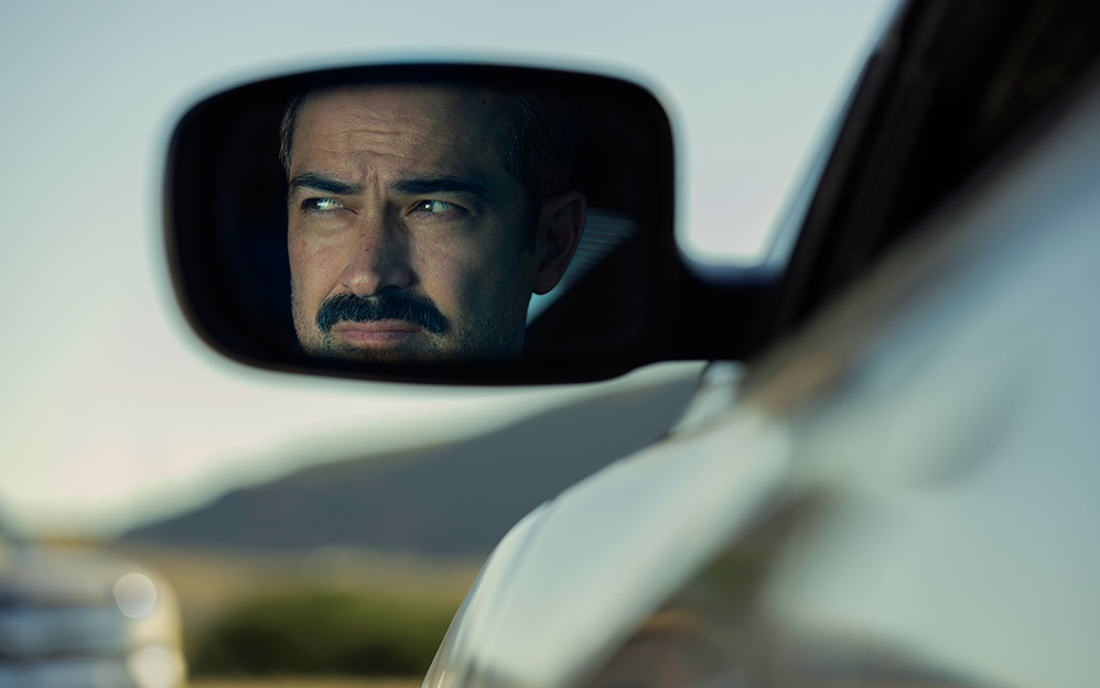 Después del éxito de Contraataque, el director Chava Cartas regresa con La captura, un thriller inspirado en hechos reales sobre dos policías que arriesgan todo por hacer lo correcto.