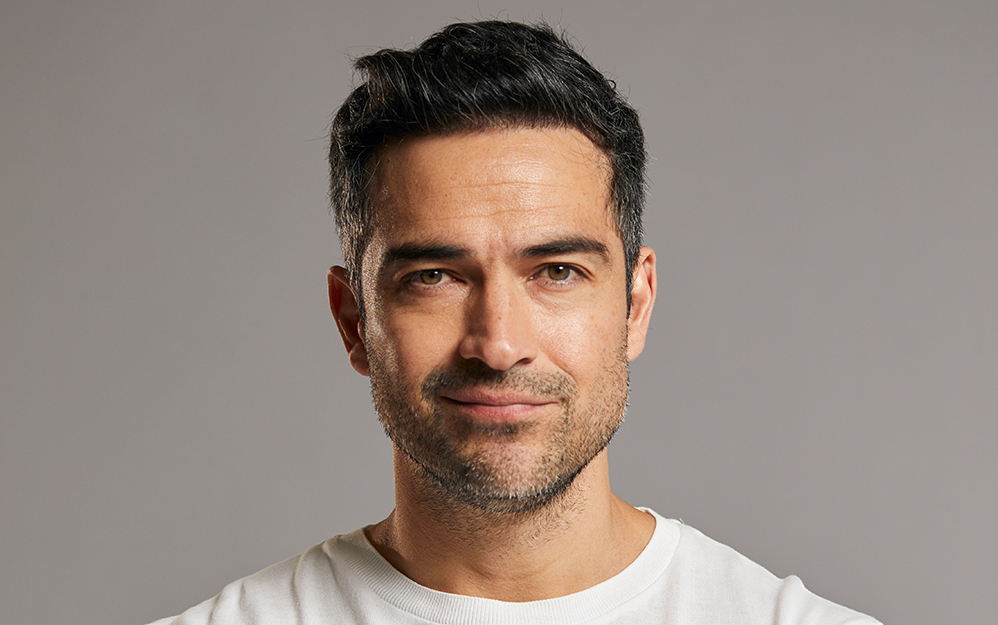 El acuerdo marca la primera incursión de Herrera como productor ejecutivo y director, ampliando su rol creativo más allá de la actuación