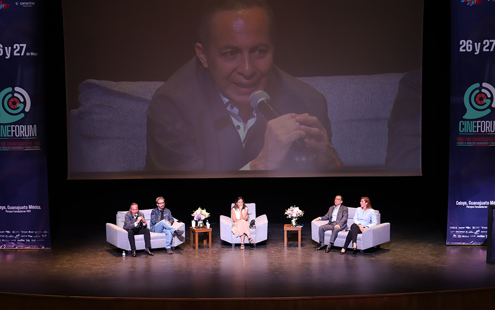 Mauricio Durán, presidente de CANACINE; Alejandro Tavares, director de FILMA JALISCO; Tábata Vilar, directora general de CANACINE y moderadora del encuentro; el C.P.C. Javier Sánchez, fiscalista y auditor cinematográfico especializado; y Diana Segoviano, directora de la Comisión Mexicana de Comisiones Fílmicas (Comefilm), reunidos en el panel sobre políticas públicas y Cash Rebate en México.