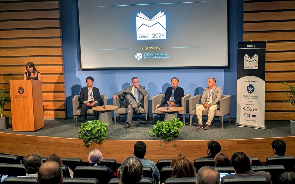 Kenichiro Hibi, presidente de Sony Latinoamérica, tercero de izquierda a derecha, junto a otros panelistas durante el evento