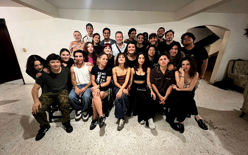 Egresados del Diplomado en Realización de Cine en Jalisco trabajando en equipo en un set cinematográfico.
