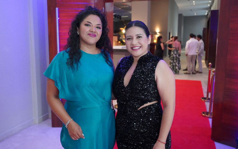 Sofía Ibáñez de CANACINE Quintana Roo y Estefanía Hernández de la Secretaría de Economía de Playa del Carmen posando juntas cerca de la alfombra roja.