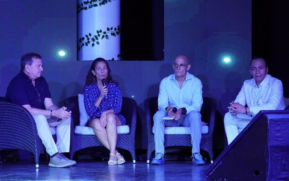 Panelistas Carlos Gómez, Tábata Vilar, Hugo Alday y Mauricio Durán debatiendo sobre turismo de pantalla y propiedad intelectual cinematográfica en Quintana Roo.