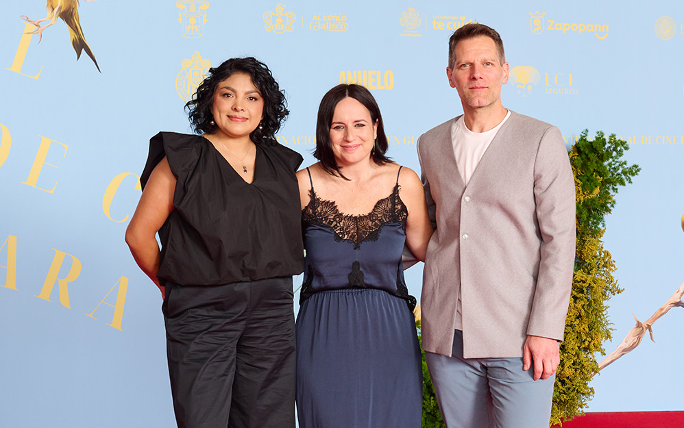 La productora mexicana Sandra Godínez junto a la directora chilena Maite Alberdi y Maximiliano Sanguine, durante la presentación en el Festival Internacional de Cine de Guadalajara del documental Un hijo propio.