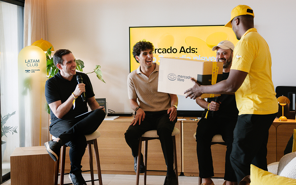 Market Minds: João Branco, host, junto al piloto de Fórmula 1, Gabriel Bortoleto y clientes de Brasil