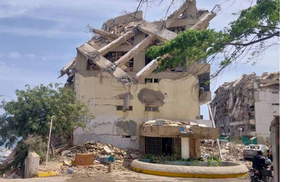 Edificios destruidos y colapsos estructurales en La Guaira tras el terremoto en Venezuela de junio de 2026.