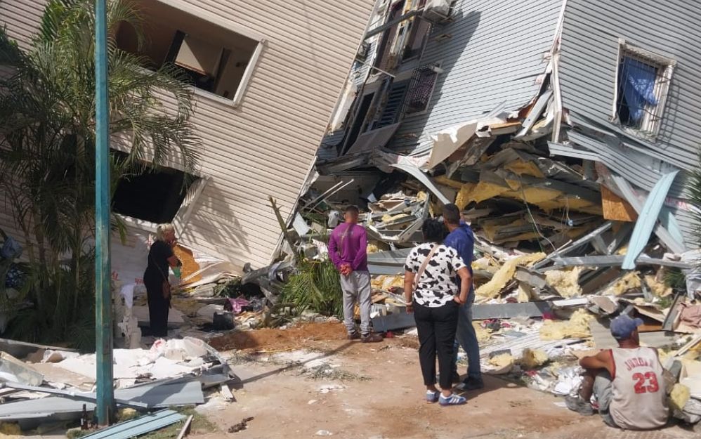 Habitantes de La Guaira se enfrentan al rescate de sobrevivientes tras el sismo en Venezuela en junio de 2026.