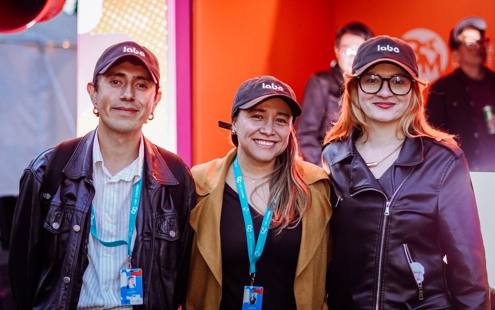 Equipo de Labo en el BAM 2026: Sebastián Hernández, productor de Servicios en Set y Dailies, Katherine Ávila, subgerente general, y Camila Ortiz, coordinadora de Producción