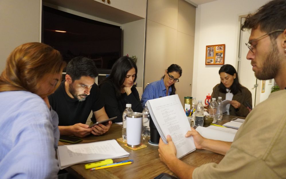El elenco de <i>Amando a Amanda</i> lee el guion con la directora Ani Alva Helfer