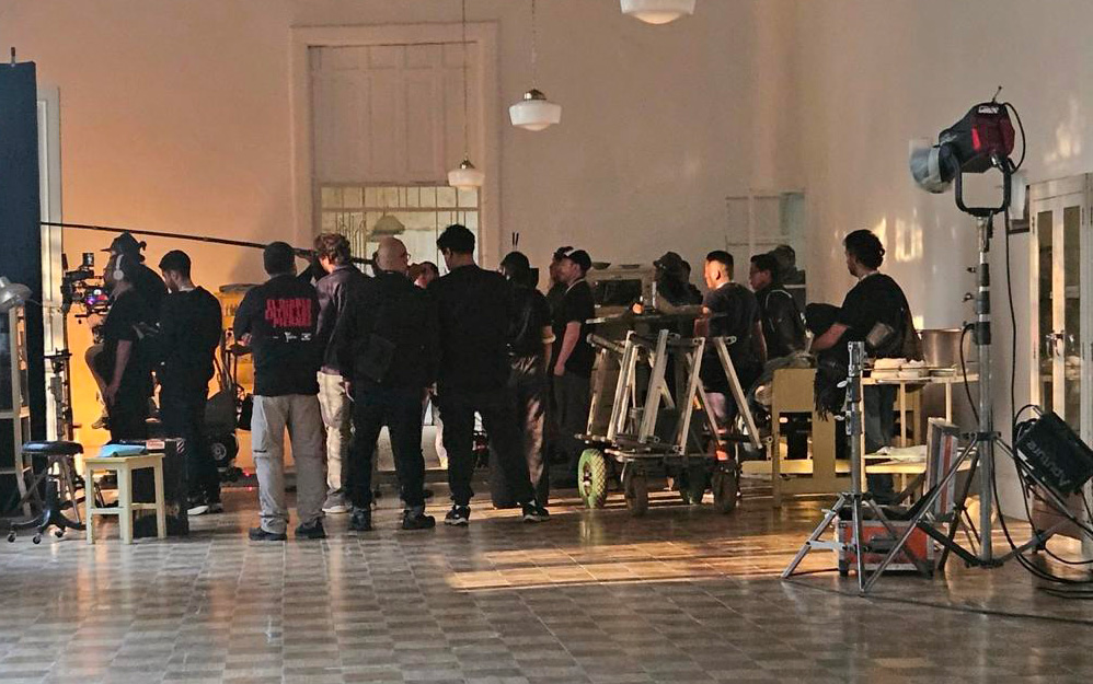 Quique Rangel y Mike Sandoval del dueto 2 Contrabajos tocando instrumentos en vivo en la locación de la película Ciudad de Muertos