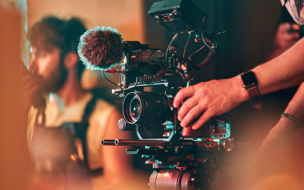 La FX5 mantiene un diseño compacto y ligero pensado para operación en mano, gimbals y espacios reducidos