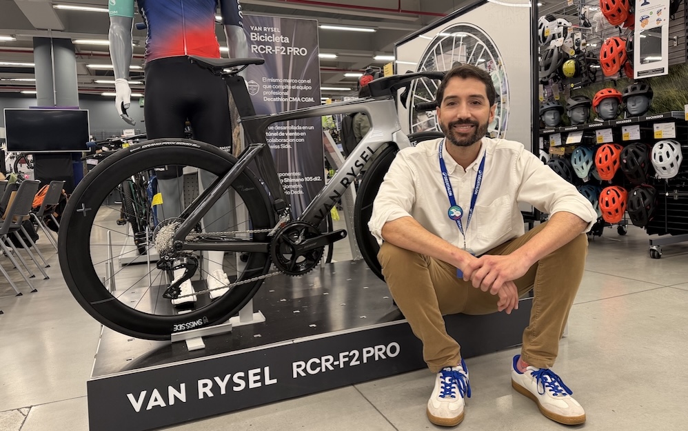 Gonzalo Delgado de Decathlon Colombia junto a la Van Rysel RCR-F Pro