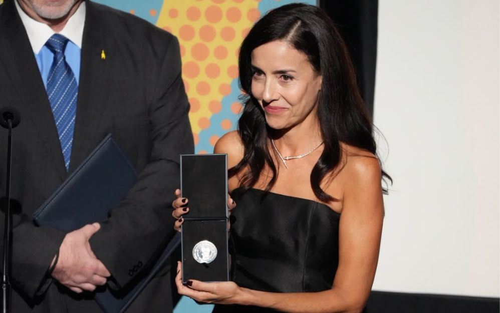 Cecilia Suárez recibió la medalla de la UNAM como parte de su homenaje