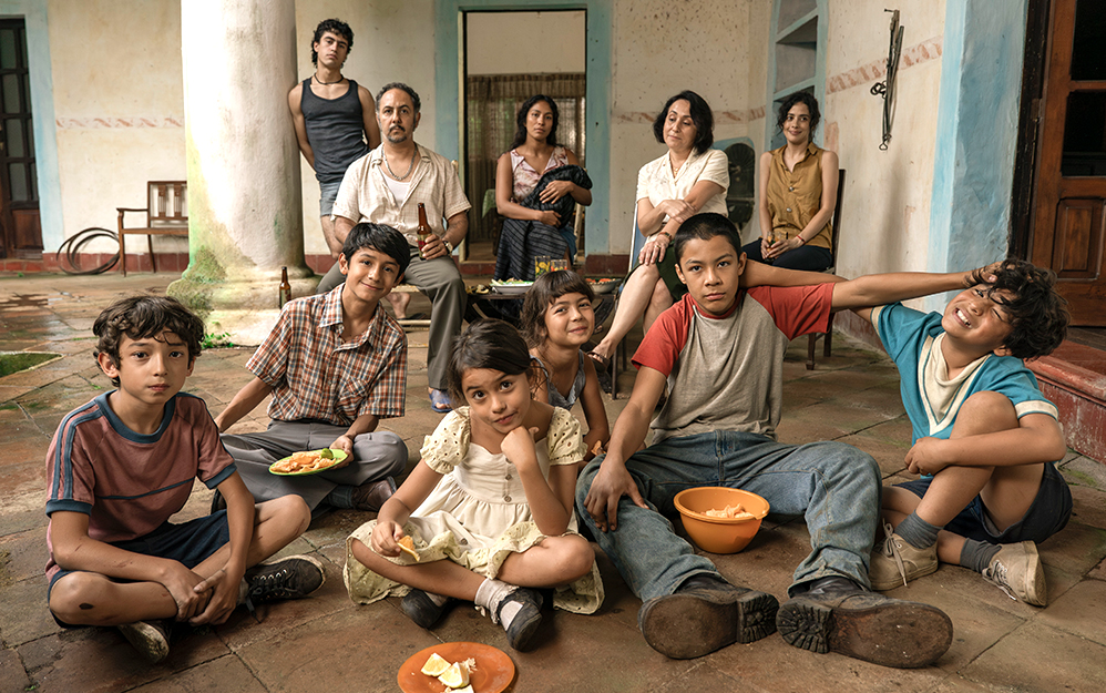 El ensamble actoral de No tengo miedo encabezado por el elenco infantil y adulto, reunido durante la producción de la miniserie en Veracruz.