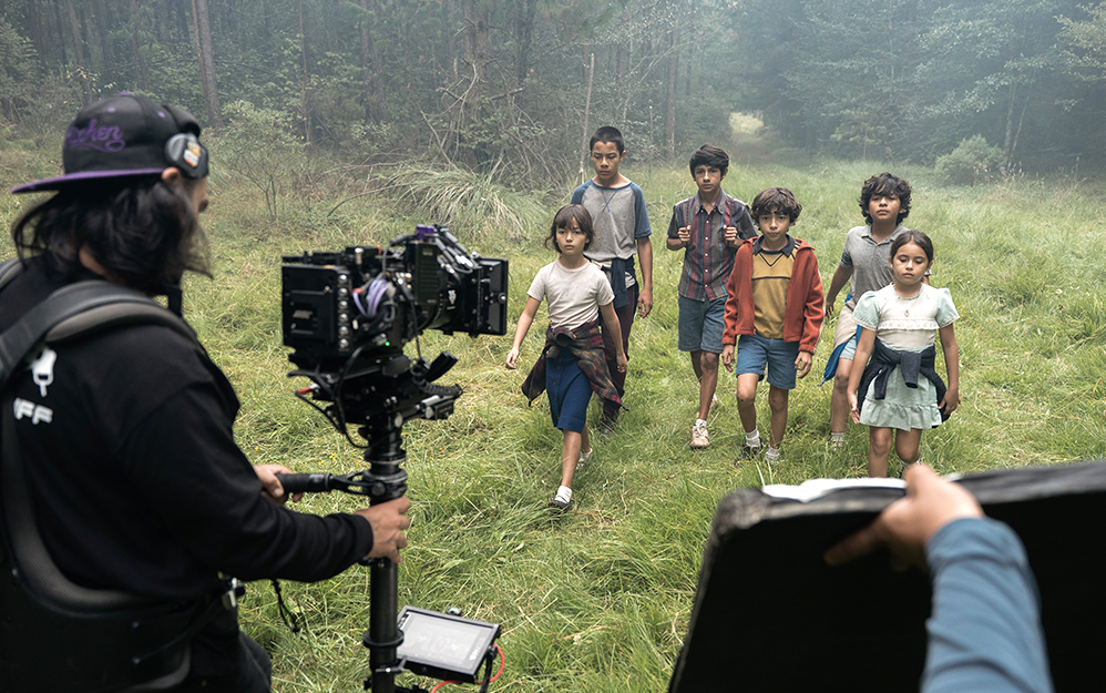 Camarógrafo grabando al grupo de niños protagonistas de No tengo miedo caminando en el bosque de niebla en Veracruz.